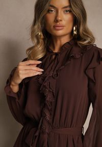 Renee - Brązowa Wiktoriańska Sukienka o Rozkloszowanym Kroju z Falbanami i Paskiem Isofina. Okazja: na co dzień. Kolor: brązowy. Długość rękawa: długi rękaw. Typ sukienki: rozkloszowane. Styl: casual #3