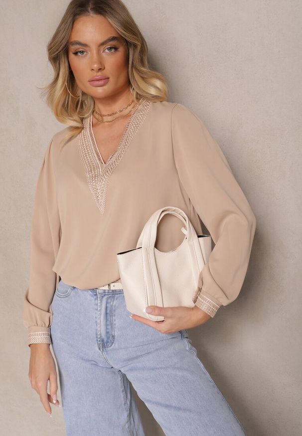 Renee - Beżowa Rustykalna Bluzka z Dekoltem w Serek Zdobiona Koronką Gonasea. Typ kołnierza: dekolt w serek. Kolor: beżowy. Materiał: koronka. Długość rękawa: długi rękaw. Długość: długie. Wzór: aplikacja, koronka