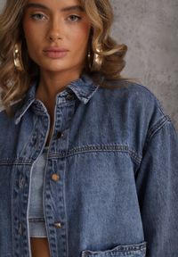 Renee - Niebieska Koszulowa Kurtka z Jeansu z Bawełny z Naszytymi Kieszeniami Giorriane. Okazja: na co dzień. Kolor: niebieski. Materiał: bawełna, jeans. Wzór: aplikacja. Styl: casual #8