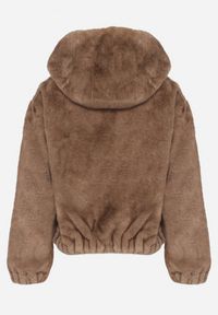 Born2be - Jasnobrązowa Futrzana Kurtka Bomberka z Kapturem i Ozdobną Imitacją Kieszeni Awedalia. Okazja: na co dzień. Typ kołnierza: kaptur. Kolor: brązowy. Materiał: futro. Wzór: aplikacja. Styl: klasyczny, casual, elegancki #4