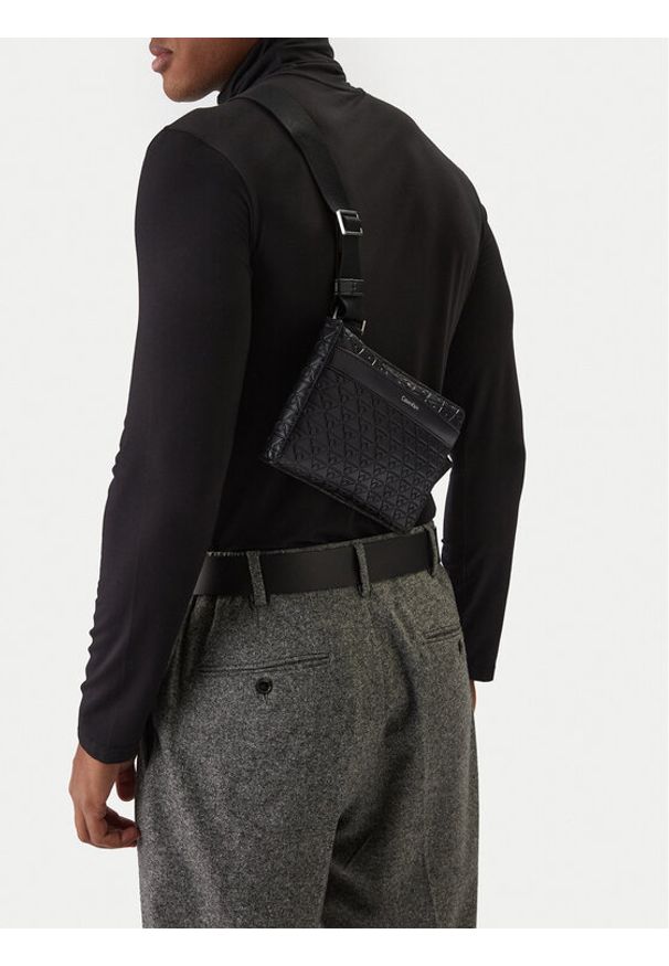 Calvin Klein Saszetka Emblem Aop Emboss Square Sling LV04D3277G Czarny. Kolor: czarny. Materiał: skóra