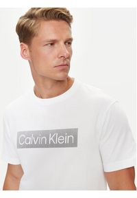 Calvin Klein T-Shirt Striped Logo K10K113590 Biały Regular Fit. Kolor: biały. Materiał: bawełna