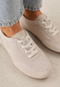 Renee - Beżowe Minimalistyczne Sneakersy Zamszowe ze Skórzaną Wkładką i Perforacją Zaehlisa. Okazja: na co dzień. Kolor: beżowy. Materiał: skóra, zamsz. Szerokość cholewki: normalna #4