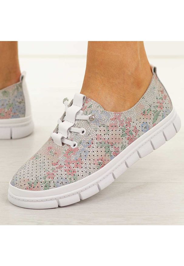 Białe multi ażurowe skórzane półbuty damskie Filippo Dp7671/26. Okazja: na spacer, na co dzień. Nosek buta: okrągły. Zapięcie: bez zapięcia. Kolor: biały. Szerokość cholewki: normalna. Wzór: ażurowy. Materiał: skóra. Sezon: wiosna, jesień, lato. Styl: casual, elegancki, klasyczny