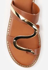 Renee - Jasnobrązowe Klapki Japonki z Paskiem na Palec Zdobione Metaliczną Aplikacją Trisgeiros. Okazja: na co dzień. Kolor: brązowy. Wzór: aplikacja. Sezon: lato. Styl: casual #2