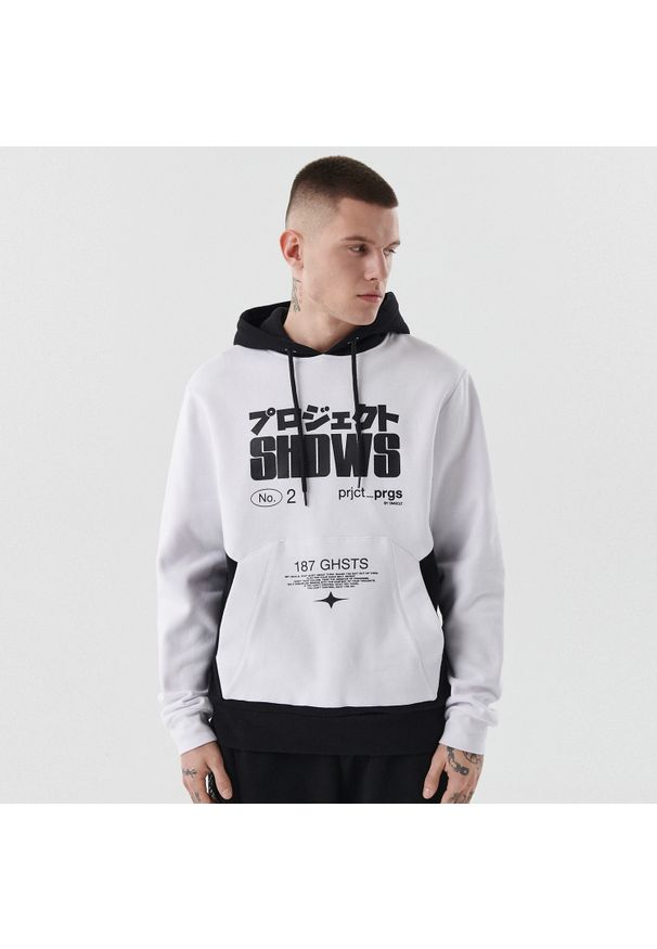 Cropp - Biało-czarna bluza z kapturem - Biały. Typ kołnierza: kaptur. Kolor: biały. Materiał: bawełna, dzianina. Wzór: nadruk