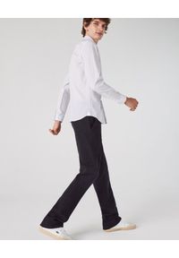 Lacoste - LACOSTE - Biała koszula z nadrukiem slim fit. Okazja: na spotkanie biznesowe, do pracy. Kolor: szary. Materiał: jeans, materiał. Długość rękawa: długi rękaw. Długość: długie. Wzór: nadruk. Styl: biznesowy, klasyczny, elegancki #4
