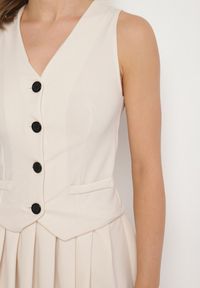 Born2be - Jasnobeżowa Sukienka Góra w Stylu Kamizelki i Rozkloszowany Dół Eviraia. Okazja: na co dzień. Typ kołnierza: dekolt w kształcie V. Kolor: beżowy. Typ sukienki: rozkloszowane. Styl: klasyczny, casual #5