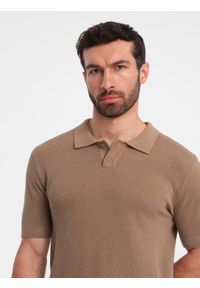 Ombre Clothing - Męska bawełniana koszulka polo ze strukturalnej dzianiny – jasnobrązowa V3. Okazja: do pracy, na co dzień. Typ kołnierza: polo. Kolor: brązowy. Materiał: bawełna, dzianina. Długość: krótkie. Styl: casual, elegancki #6