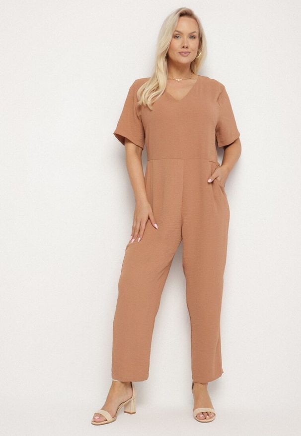 Born2be - Brązowy Kombinezon Panomeda. Kolekcja: plus size. Kolor: brązowy. Materiał: tkanina. Długość rękawa: krótki rękaw. Długość: krótkie. Wzór: gładki, jednolity, kolorowy. Styl: klasyczny