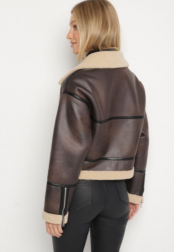 Born2be - Brązowa Kurtka Biker z Kożuszkiem i Paskiem z Klamerką Zenile. Okazja: na co dzień. Kolor: brązowy. Materiał: dzianina, jeans, poliester. Wzór: aplikacja. Styl: klasyczny, casual, rockowy, elegancki