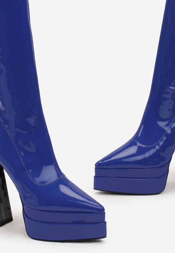 Renee - Niebieskie Kozaki z Lakierowanej Ekoskóry na Geometrycznym Słupku i Platformie Gliame. Kolor: niebieski. Materiał: lakier. Wzór: geometria. Sezon: zima, jesień. Obcas: na platformie