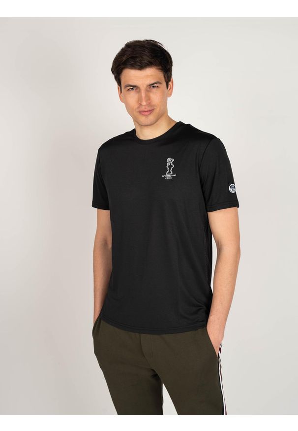 North Sails X Prada T-shirt "Foehn" | 45 2302 000 | T-shirt Foehn | Mężczyzna | Czarny. Okazja: na co dzień. Kolor: czarny. Materiał: poliester. Wzór: nadruk, aplikacja. Styl: casual