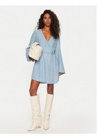 Guess Sukienka codzienna W2YK67 D22S5 Błękitny Relaxed Fit. Okazja: na co dzień. Kolor: niebieski. Materiał: lyocell. Typ sukienki: proste. Styl: casual #4