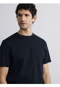 Reserved - T-shirt regular z bawełny merceryzowanej - czarny. Kolor: czarny. Materiał: bawełna