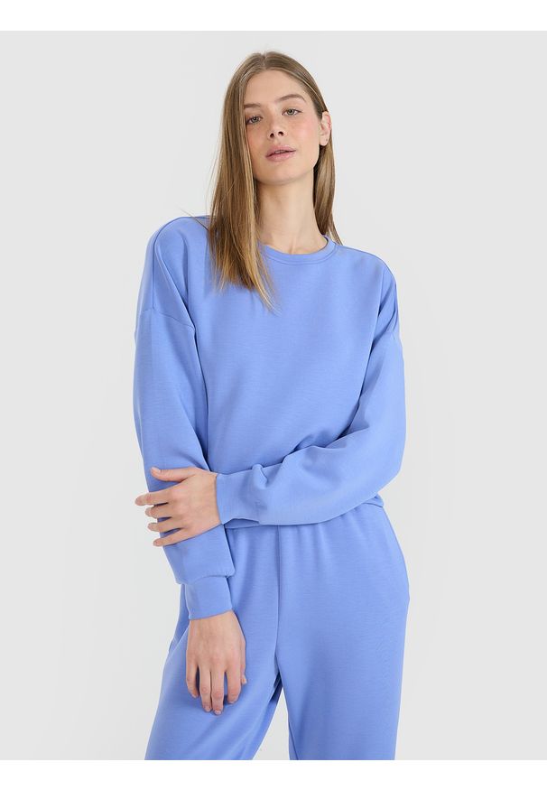 4f - 4F Bluza dresowa nierozpinana z modalem damska - niebieska M. Okazja: na co dzień. Typ kołnierza: bez kaptura. Kolor: niebieski. Materiał: dresówka. Wzór: gładki, ze splotem. Styl: casual, klasyczny, sportowy