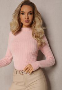 Renee - Różowy Prążkowany Sweter z Wełną i Dłuższym Włosiem Izarina. Kolor: różowy. Materiał: wełna, prążkowany. Długość: długie