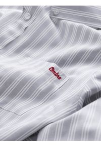 Ombre Clothing - Koszula męska REGULAR FIT w białe paski z kieszonką – szara V1. Okazja: do pracy. Typ kołnierza: button down. Kolor: szary. Materiał: materiał, bawełna. Wzór: paski. Styl: klasyczny, elegancki