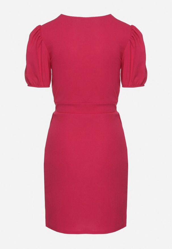 Born2be - Różowa Dopasowana Sukienka Ozdobiona Marszczeniem Iffovia. Okazja: na imprezę. Kolor: różowy. Wzór: aplikacja. Styl: elegancki, klasyczny