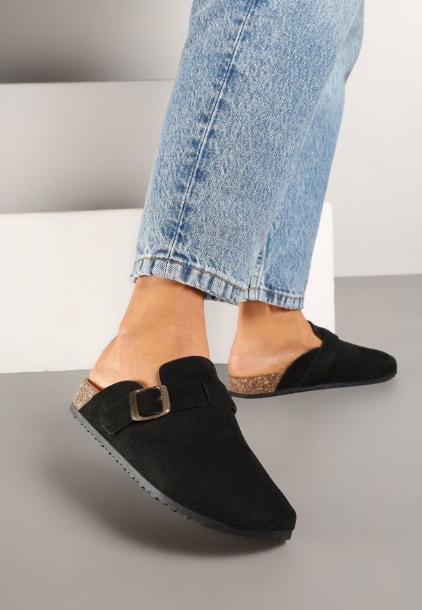 Renee - Czarne Klapki Ozdobione Klamrą na Pasku Zelevelis. Okazja: na co dzień. Kolor: czarny. Materiał: jeans. Wzór: aplikacja. Obcas: na obcasie. Styl: elegancki, casual. Wysokość obcasa: niski