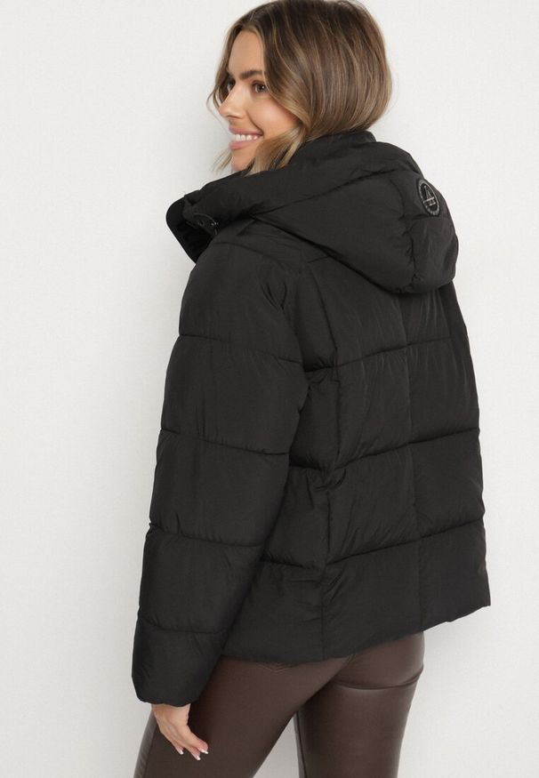 Born2be - Czarna Oversizowa Kurtka z Pikowanymi Przeszyciami i Kapturem Galimea. Okazja: na co dzień. Kolor: czarny. Materiał: jeans, poliester. Wzór: aplikacja. Styl: casual, klasyczny
