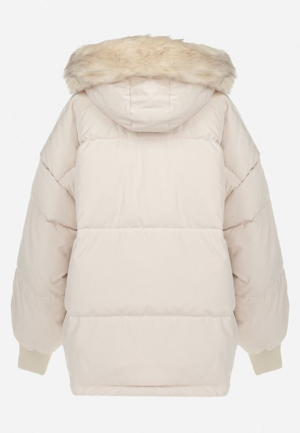 Born2be - Beżowa Kurtka Oversize z Futrzanym Kapturem Vugovi. Kolor: beżowy. Materiał: futro. Długość rękawa: długi rękaw. Długość: długie. Wzór: aplikacja. Sezon: zima