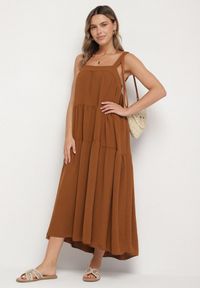 Born2be - Brązowa Sukienka o Rozkloszowanym Kroju z Wiązaniem z Tyłu Savinelle. Okazja: na imprezę, na co dzień. Kolor: brązowy. Styl: casual, elegancki #6