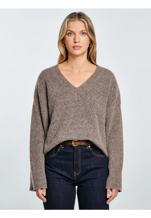 Big-Star - Sweter damski v-neck z dodatkiem wełny brązowy Violina 804. Okazja: do pracy, na co dzień. Kolor: brązowy. Materiał: wełna. Wzór: ze splotem, jednolity. Styl: klasyczny, casual
