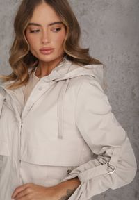 Renee - Beżowa Kurtka Przejściowa Typu Parka z Odpinanym Kapturem Ozdobiona Sznurkami Fallaiah. Okazja: na co dzień. Kolor: beżowy. Materiał: skóra. Wzór: aplikacja. Styl: casual #7