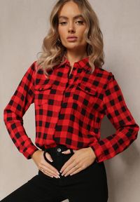 Renee - Czerwona Wiskozowa Koszula w Kratę z Kieszeniami i Kołnierzykiem Idiona. Okazja: na co dzień. Kolor: czerwony. Materiał: wiskoza. Długość rękawa: długi rękaw. Długość: długie. Wzór: kratka, aplikacja. Styl: casual #3
