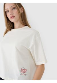 4f - 4F T-shirt oversize z nadrukiem damski - biały S. Okazja: na co dzień. Kolor: biały. Materiał: dzianina, bawełna, jersey. Długość rękawa: krótki rękaw. Długość: krótkie. Wzór: nadruk. Styl: klasyczny, sportowy, casual