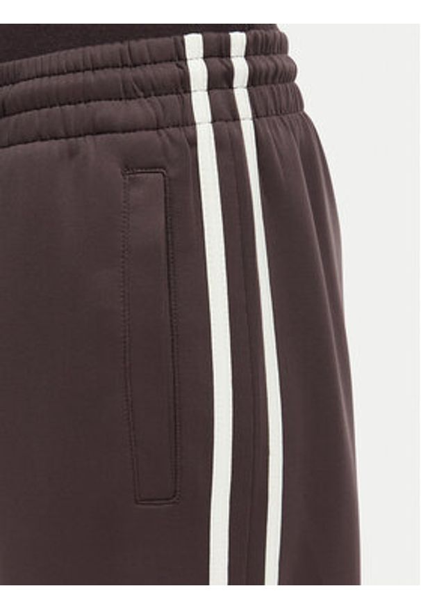 Guess Spodnie dresowe V6YB08 K4286 Brązowy ciemny Regular Fit. Kolor: brązowy. Materiał: syntetyk