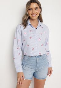 Born2be - Niebiesko-Czerwona Koszula o Kroju Oversize w Paski Zdobiona Haftem w Serca Nitariena. Okazja: do pracy, na spotkanie biznesowe, na co dzień. Typ kołnierza: kołnierzyk klasyczny. Kolor: niebieski. Materiał: bawełna, materiał. Długość rękawa: długi rękaw. Długość: długie. Wzór: haft, paski, aplikacja. Styl: klasyczny, casual, elegancki, biznesowy