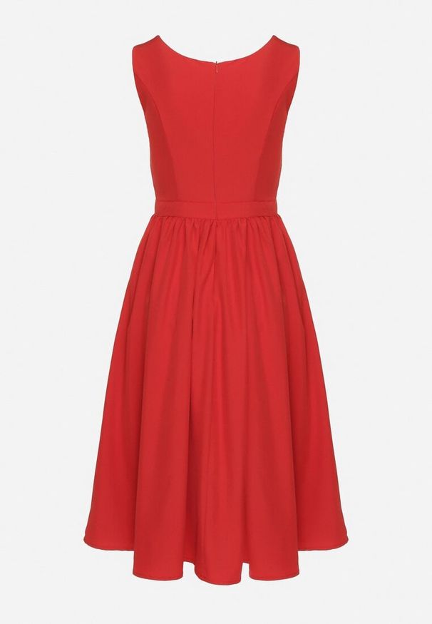 Born2be - Czerwona Klasyczna Rozkloszowana Sukienka Vices Tolissela. Okazja: na co dzień. Kolor: czerwony. Wzór: aplikacja, gładki. Styl: klasyczny