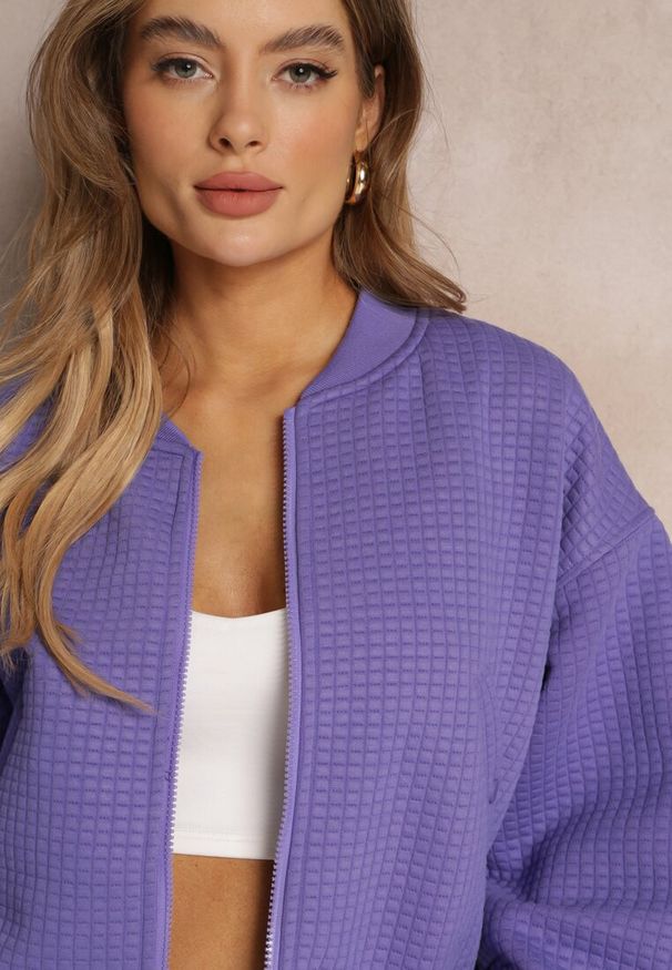 Renee - Fioletowa Kurtka Bomberka ze Ściągaczami i Tłoczeniem Tatine. Kolor: fioletowy. Materiał: tkanina. Wzór: aplikacja, geometria. Styl: elegancki