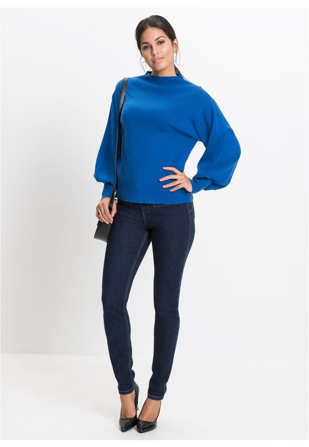 bonprix - Sweter oversize z mieszanki wiskozy. Typ kołnierza: kołnierzyk stójkowy. Kolor: niebieski. Materiał: dzianina, wiskoza. Styl: elegancki