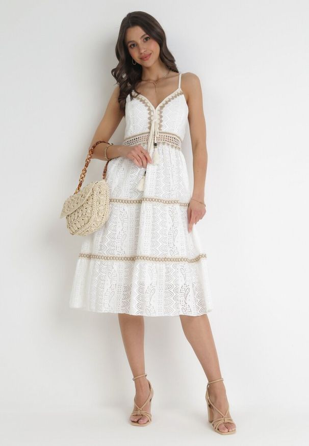 Born2be - Biała Sukienka Midi na Ramiączkach z Ozdobnym Dekoltem i Ażurową Wstawką Aryel. Kolor: biały. Długość rękawa: na ramiączkach. Wzór: ażurowy. Typ sukienki: rozkloszowane. Długość: midi