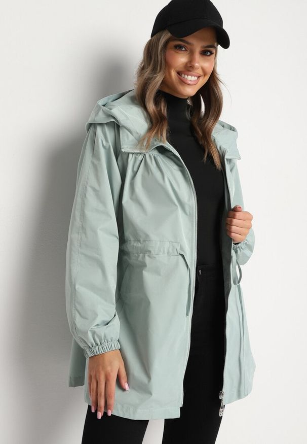 Born2be - Jasnozielona Kurtka Parka Ściągana w Pasie Troczkami Nevishia. Kolor: zielony. Materiał: jeans. Styl: elegancki