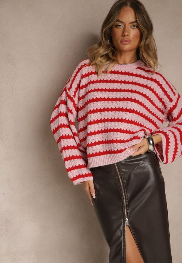 Renee - Różowo-Czerwony Oversizowy Sweter w Paski z Dzianiny z Wełną i Wiskozą Aventole. Okazja: na co dzień. Kolor: różowy. Materiał: wełna, wiskoza, dzianina. Wzór: paski. Styl: klasyczny, casual, elegancki