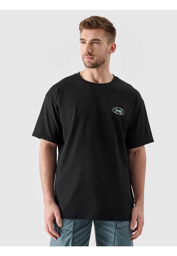 4f - 4F T-shirt oversize z nadrukiem męski - czarny L. Okazja: na co dzień. Kolor: czarny. Materiał: bawełna, dzianina, jersey. Długość rękawa: krótki rękaw. Długość: krótkie. Wzór: nadruk. Styl: klasyczny, casual, sportowy
