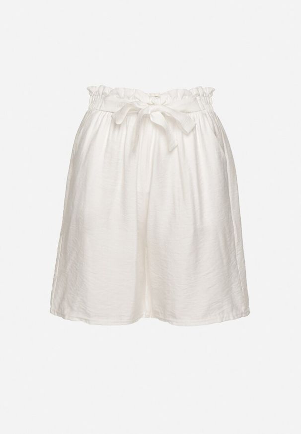 Born2be - Białe Wiskozowe Szorty z Wysokim Stanem i Paskiem Lumovelle. Okazja: na co dzień. Stan: podwyższony. Kolor: biały. Materiał: wiskoza. Styl: casual, elegancki
