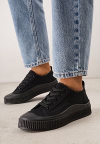 Renee - Czarne Klasyczne Trampki na Żłobionej Podeszwie Levanatia. Kolor: czarny. Materiał: jeans, koronka. Styl: klasyczny #3