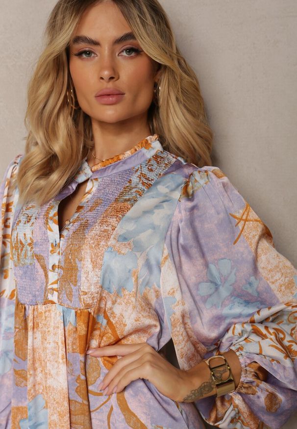 Renee - Niebiesko-Fioletowa Długa Sukienka z Szerokimi Rękawami z Gumką i Ozdobnym Marszczeniem Tamiafe. Okazja: na co dzień. Typ kołnierza: dekolt w kształcie V. Kolor: niebieski. Materiał: zamsz. Typ sukienki: proste. Styl: casual, elegancki, boho. Długość: maxi