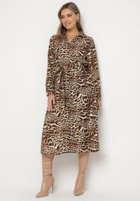 Born2be - Brązowa Sukienka z Wiskozą o Koszulowym Kroju z Wiązanym Paskiem w Panterkę Raivenne. Typ kołnierza: dekolt w kształcie V. Kolor: brązowy. Materiał: wiskoza. Wzór: motyw zwierzęcy. Typ sukienki: koszulowe. Styl: elegancki #1