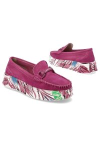 Różowe Półbuty Filippo Mokasyny Damskie Z Wzorzystą Podeszwą. Okazja: na co dzień. Zapięcie: klamry. Kolor: różowy. Materiał: materiał. Styl: casual, klasyczny, elegancki #4