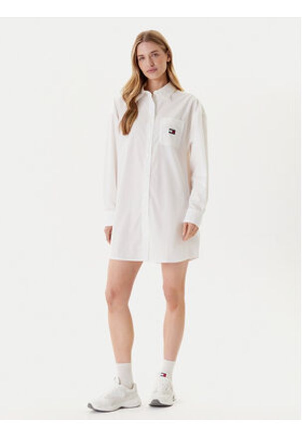 Tommy Jeans Sukienka koszulowa DW0DW21122 Biały Relaxed Fit. Kolor: biały. Materiał: bawełna. Typ sukienki: koszulowe