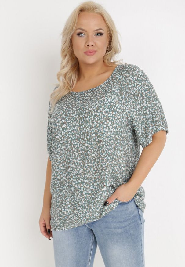 Born2be - Ciemnozielona Bluzka z Wiskozy Maerelaia. Kolekcja: plus size. Kolor: zielony. Materiał: wiskoza. Długość: krótkie. Wzór: kwiaty. Sezon: lato