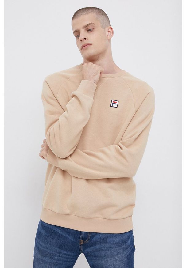 Fila Bluza męska kolor beżowy z aplikacją. Okazja: na co dzień. Kolor: beżowy. Materiał: bawełna, dzianina. Długość rękawa: raglanowy rękaw. Wzór: aplikacja. Styl: casual
