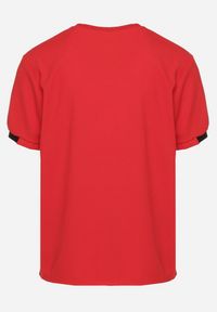 Born2be - Czerwona Koszulka T-shirt z Napisem ELAVATED Kolianis. Okazja: na co dzień. Kolor: czerwony. Wzór: napisy. Styl: klasyczny, casual #7