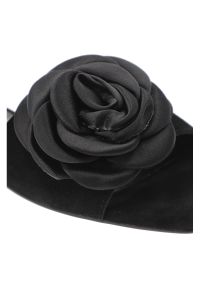 Klapki damskie Vinceza, cholewka ze skóry naturalnej zamszowej wsuwany fason elegancka broszka, czarne, 66947. Okazja: na co dzień. Nosek buta: otwarty. Kolor: czarny. Materiał: skóra, zamsz. Wzór: aplikacja, kwiaty. Obcas: na obcasie. Styl: elegancki. Wysokość obcasa: niski #3